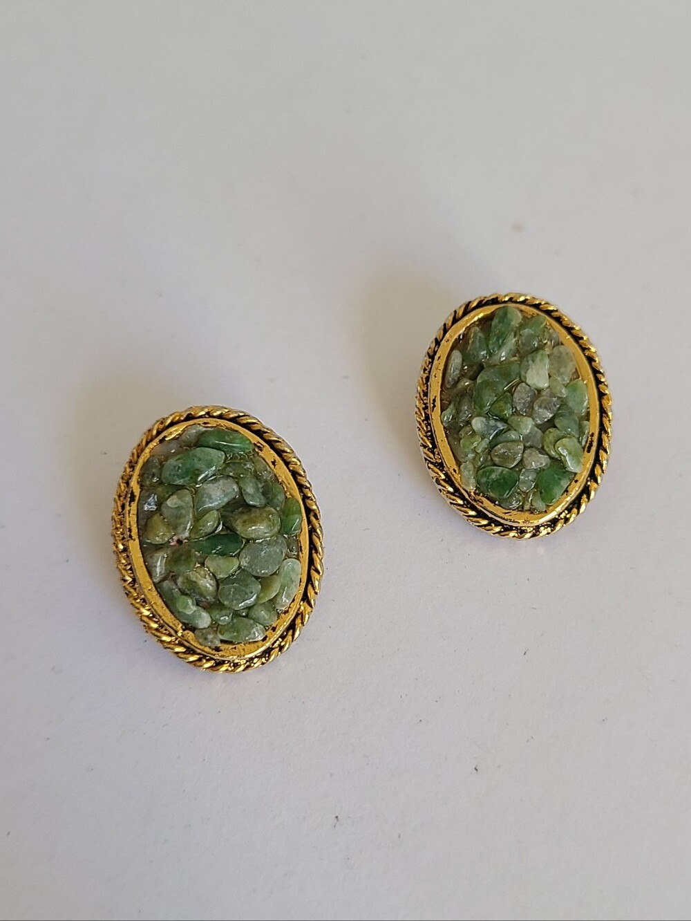 Vintage Boho Gold Tone Green Jade Chip Cluster Chunky Oval Clip On Earrings